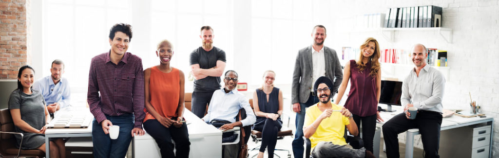 Groupe d'employés heureux et souriants au bureau alignement professionnel et personnel