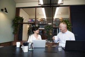 Photo d’un manager accompagné par un coach dans un cadre professionnel bienveillant
