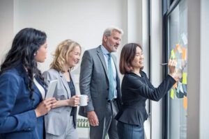 Équipe souriante en situation de travail collaboratif