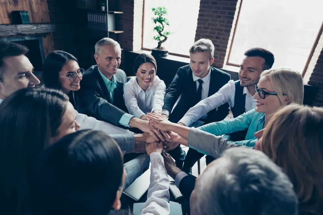 Un manager et son équipe heureux de travailler ensemble