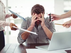 Illustration de tensions ou surcharge mentale au travail, ambiance professionnelle sérieuse