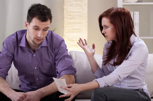 Couple qui se dispute autour d'une facture